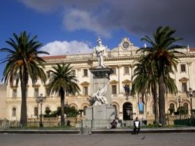 sassari_palazzo_della_provincia_con_monumento