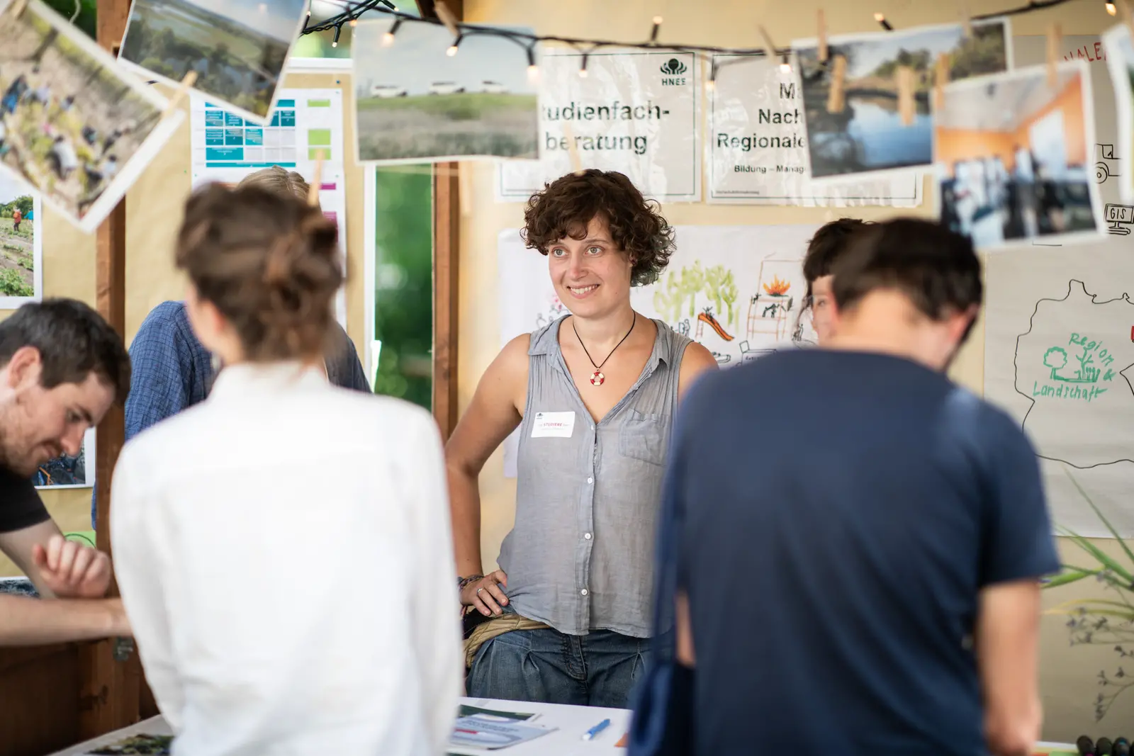 Studierende der HNEE und Studieninteressierte tauschen sich aus, stellen Fragen und sammeln Informationen für ihre Zukunft.