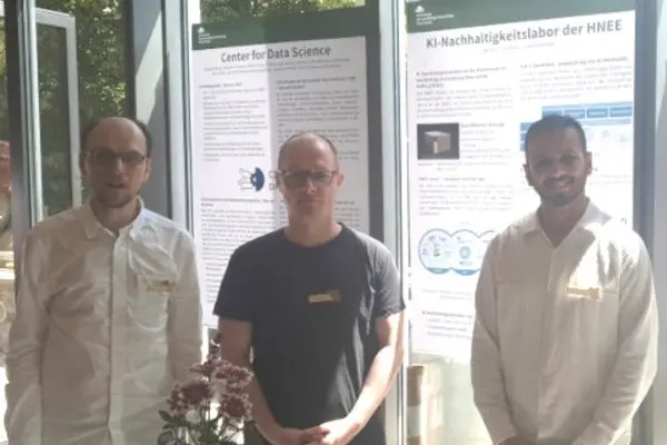 Drei Personen stehen vor ihren Plakaten zum Thema KI und Data Science