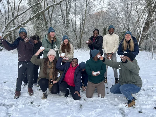 TRANSECTS Menschengruppe im Schnee
