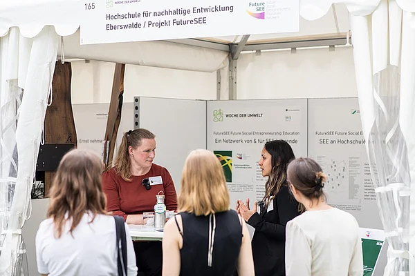 FutureSEE bei der Woche der Umwelt Projektleiterin Prof. Dr. Britta Gossel im Gespräch bei der Woche der Umwelt 2024