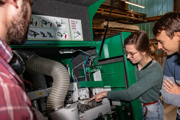 Studierende in der Schreinerei am Waldcampus der HNEE – konzentriert bei praktischen Arbeiten.