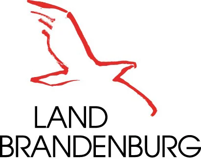 Logo der Landesregierung Brandenburg Die Wortbildmarke besteht aus zwei Elementen: dem roten Adler und dem darunter liegenden Schriftzug „Land Brandenburg“.