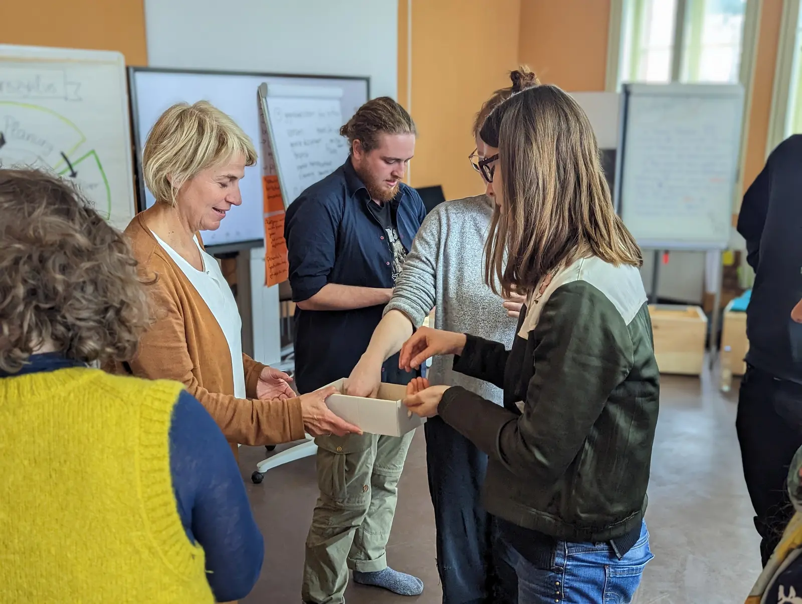 Zwei Studierende der Nachhaltigen Regionalentwicklung greifen in einen Kasten