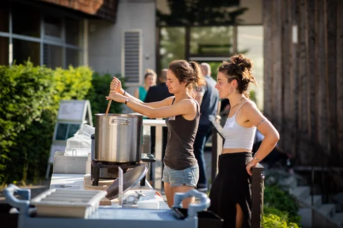 Studentisches Engagement Studierende kochen im Rahmen einer Veranstaltung im Sommer auf dem Waldcampus