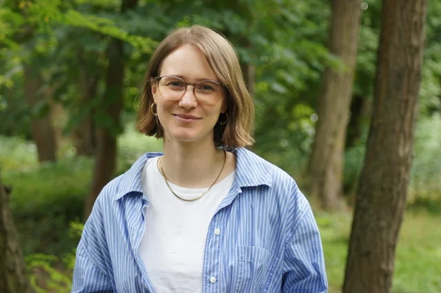 Leonie Bunke Eine junge Frau posiert für ein Porträt