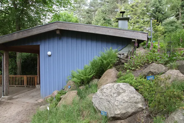 ein blaues Bungalow steht an einem Berg