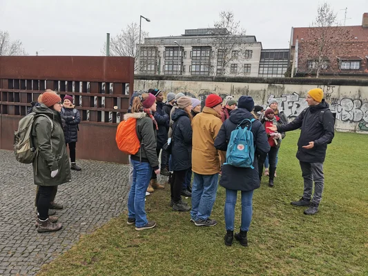TRANSECTS Eine Menschengruppe ist auf Exkursion.