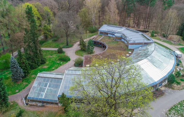 Das Gewächshausgelände am Forstbotanischen Garten der HNEE Auf dem Gewächshausgelände befindet sich das Funktionsgebäude, die Gewächshäuser und eine Pflanzenanzucht.