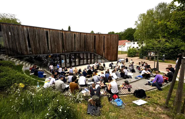 Veränderungen im Blick: Während auf dem Waldcampus der HNEE reges Treiben herrscht, tritt am 1. März die neue Binnenstruktur in Kraft.