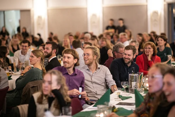 Festakt 2023 Momentaufnahme ins freudig gespannte Publikum aus Alumni und weiteren Gästen während des Festaktes der HNEE Abschlussfeier im Jahr 2023 im Haus Schwärzetal
