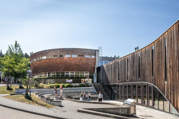 Das Wilhelm-Pfeil-Auditorium und das Mensagebäude (rechts) auf dem Waldcampus der HNEE Das Wilhelm-Pfeil-Auditorium und das Mensagebäude (rechts) auf dem Waldcampus der HNEE.