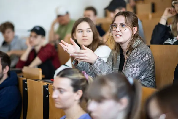 Studierende im Hörsaal der HNEE, engagiert in einer Diskussion.