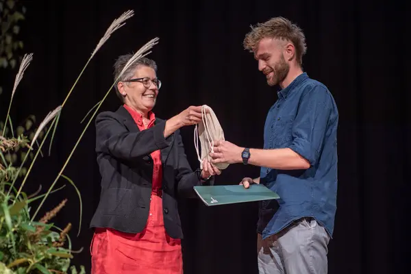 Laudatorin Prof. Dr. Uta Steinhardt und Preisträger Sander Claes