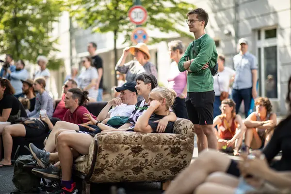 Publikum sitzt auf Sofas vor der Bühne