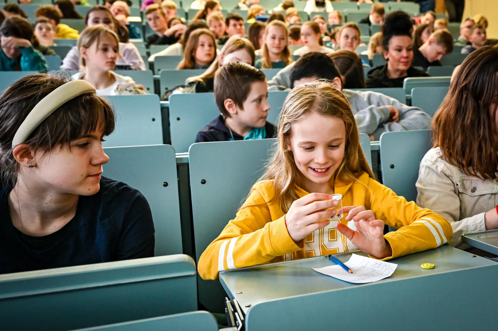 Wer sich fragt, was eigentlich hinter den Türen unserer Hochschule passiert und was unsere Professorinnen und Professoren tun, findet passende Antworten auf unserer Kinderuni.  Schüler*innen erleben spannende Vorträge, Experimente und entdecken faszinierende Themen aus der Welt der Wissenschaft – und das mit der Möglichkeit, all ihre Fragen zu stellen! 